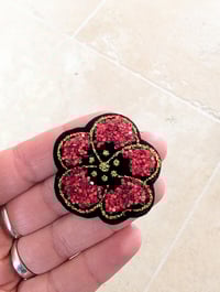 Image 4 of Broche fleurs à paillettes au choix