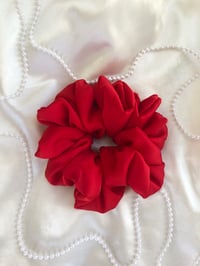 Image 2 of SCRUNCHIE OVERSIZED INTENSE RED/INTENSYWNA CZERWIEŃ