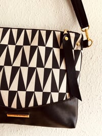 Image 7 of Black & cream triangle crossbody 