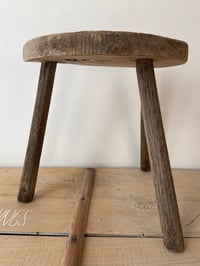 Image 5 of Tabouret de traite en bois brut.