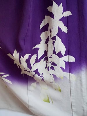 Image of Kimono dame - af blommefarvet silke med blomster flor - Yuzen håndkoloreret