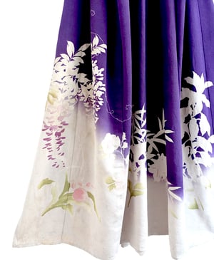 Image of Kimono dame - af blommefarvet silke med blomster flor - Yuzen håndkoloreret