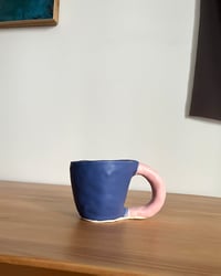 Image 3 of CARTOON MUG 𓊤 (blue + pink)