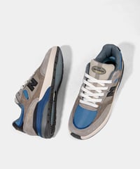 Image 2 of NEW BALANCE_ANDREW REYNOLDS 933 :::BROWN/BLUE:::