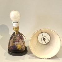 Image 4 of Lampe vintage en résine transparente  inclusion de fleurs séchées années 70 abat-jour toile 