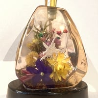 Image 8 of Lampe vintage en résine transparente  inclusion de fleurs séchées années 70 abat-jour toile 