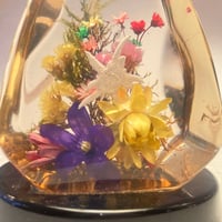 Image 5 of Lampe vintage en résine transparente  inclusion de fleurs séchées années 70 abat-jour toile 