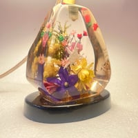 Image 6 of Lampe vintage en résine transparente  inclusion de fleurs séchées années 70 abat-jour toile 