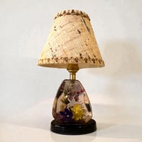 Image 2 of Lampe vintage en résine transparente  inclusion de fleurs séchées années 70 abat-jour toile 