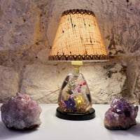 Image 3 of Lampe vintage en résine transparente  inclusion de fleurs séchées années 70 abat-jour toile 