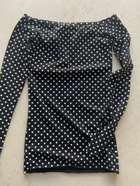 Image 2 of Uma Top — Off-Shoulder dots 