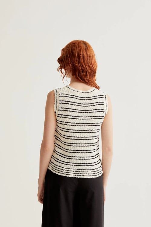 Image of 1- Top de Punto texturizado con rayas negras