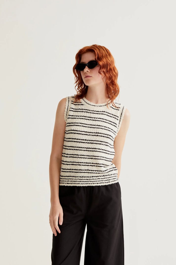 Image of 1- Top de Punto texturizado con rayas negras