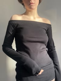 Image 5 of Uma Top — Off-Shoulder dots 