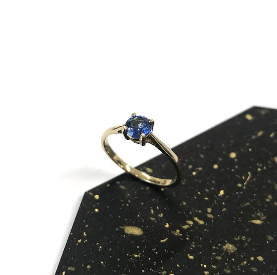 Image of Round blue sapphire solitaire ring