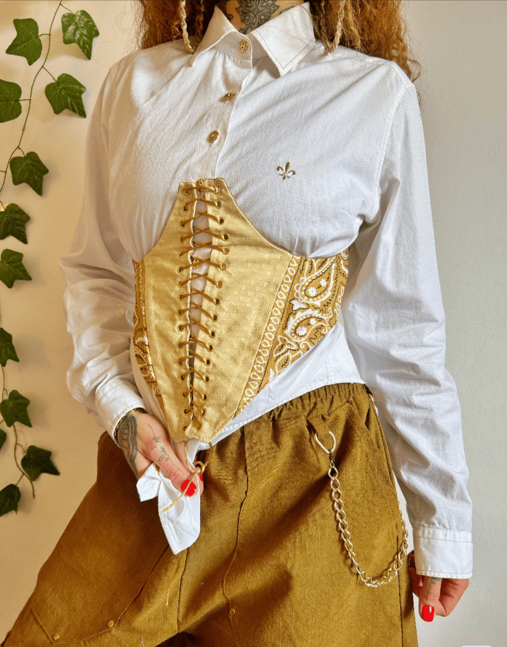 Image of the golden sculpted underbust corset 
