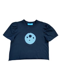 Image 2 of T-shirt en coton noir crop  avec lune en denim