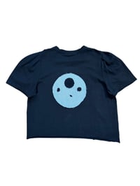 Image 5 of T-shirt en coton noir crop  avec lune en denim