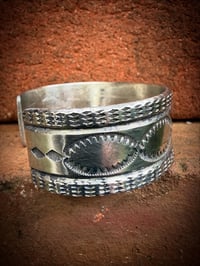 Image 5 of WL&A Handmade Heavy Ingot Gem Grade Pilot Mtn Quartz Ribbon Turquoise Cuff - Size 7" to 7.5 Wrist 