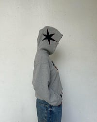 Image 3 of Sudadera gris estrellita corazón