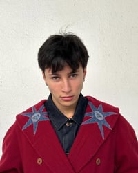 Image 2 of Abrigo Rojo estrellas