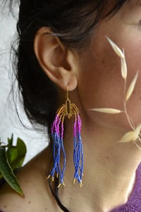 Image 3 of Boucles d’oreilles série « Plancton » fuchsia et bleu
