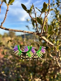 Image 1 of Boucles d’oreilles « Éventail » vert et violet