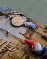 Image 2 of Paris, collana lunga con gnometto giacca indaco