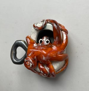 Tin with an Octopus in