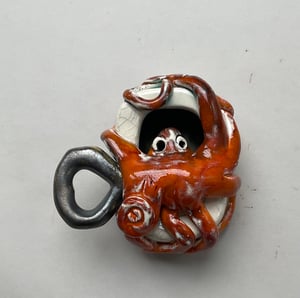 Tin with an Octopus in