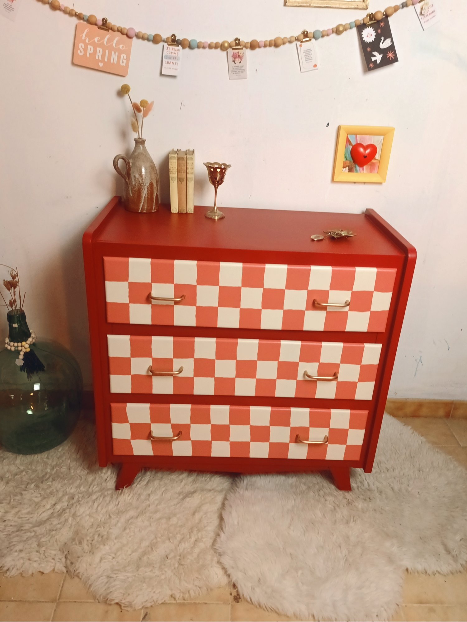 La commode carreaux et pieds compas 