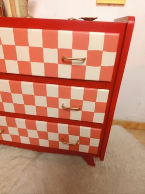 La commode carreaux et pieds compas 
