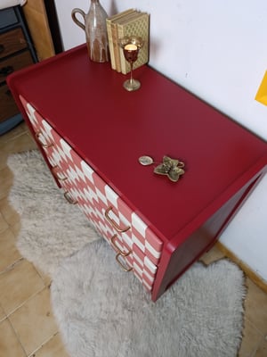 La commode carreaux et pieds compas 