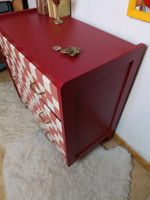 La commode carreaux et pieds compas 