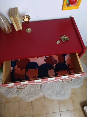 La commode carreaux et pieds compas 