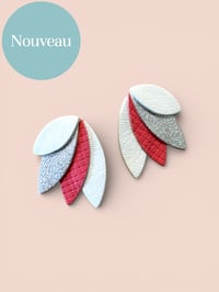 Image 1 of Boucles puces SALLY corail blanc