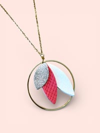 Image 2 of Collier sautoir SALLY corail blanc