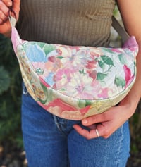 Image 1 of Sacs halfmoon upcyclés • floral vintage