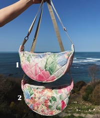 Image 3 of Sacs halfmoon upcyclés • floral vintage