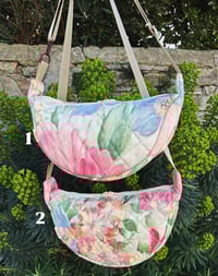 Image 4 of Sacs halfmoon upcyclés • floral vintage