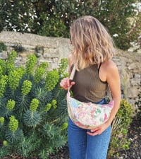 Image 2 of Sacs halfmoon upcyclés • floral vintage
