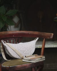 Image 2 of Sac halfmoon • petites fleurs rouges