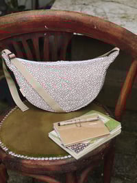 Image 1 of Sac halfmoon • petites fleurs rouges