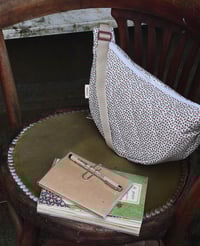 Image 3 of Sac halfmoon • petites fleurs rouges