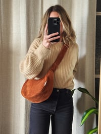 Image 1 of Sac croissant • velours côtelé rouille