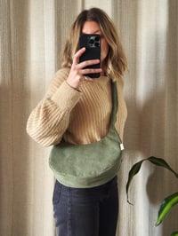 Image 2 of Sac croissant • velours côtelé vert