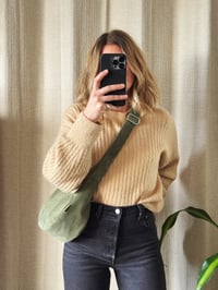 Image 3 of Sac croissant • velours côtelé vert