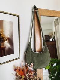 Image 1 of Sac croissant • velours côtelé vert