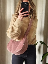 Image 1 of Sac croissant • velours côtelé rose