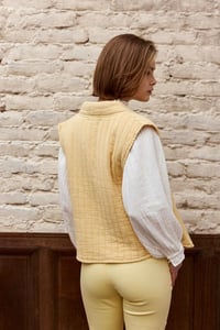 Image 2 of Chaleco Vivie Amarillo 